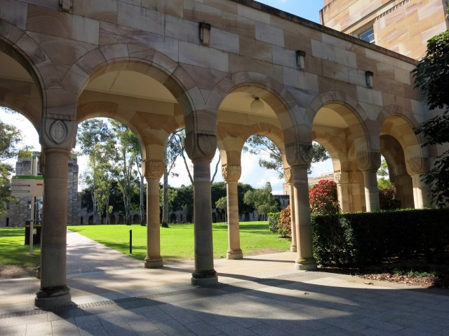Covered_walkway_at_the_southern_edge_of_the_Great_Court_at_the_University_of_Queensland_July_2015
